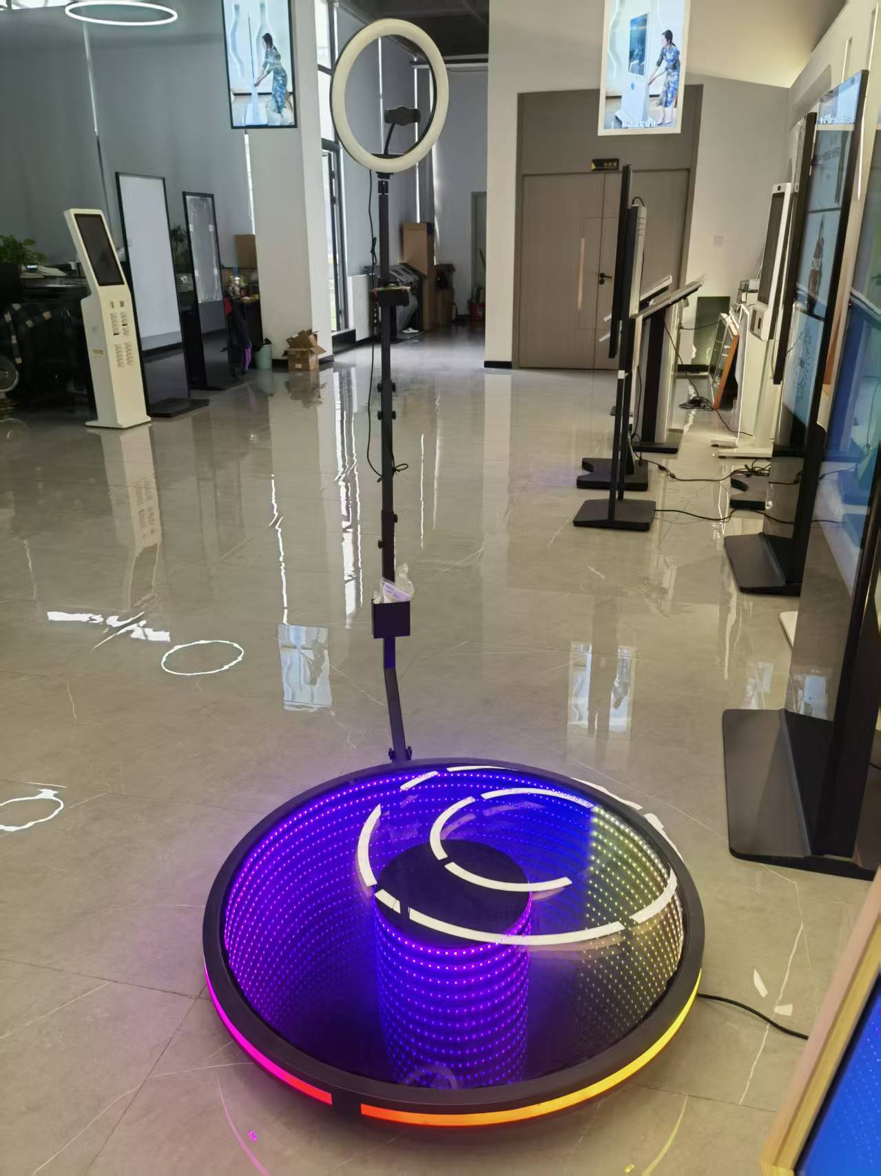 Hvordan forbedrer en LCD-speilskjerm digital skilting og interaksjon?